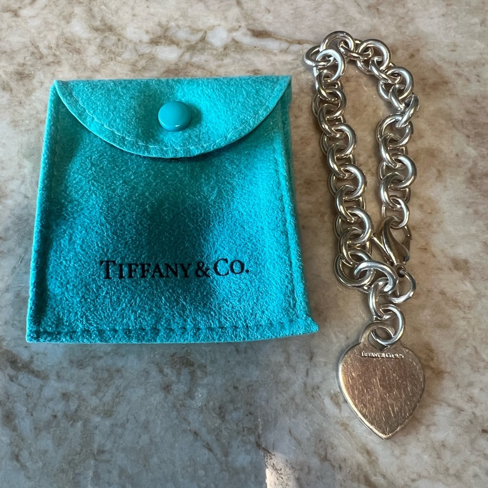 TIFFANY & CO. Sterling Silver Link Heart Pendant Bracelet.